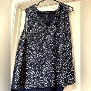 Barely worn navy sleeveless loft shirt size Xl